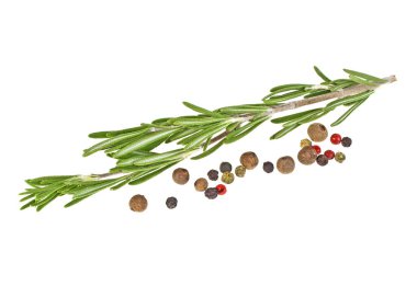 Biberiye ve beyaz bir arka planda, closeup karabiber