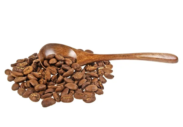 Kávová zrna v dřevěnou lžící izolovaných na bílém pozadí — Stock fotografie