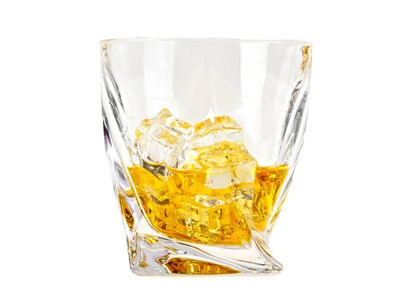 Vaso de whisky y hielo aislado sobre fondo blanco — Foto de Stock
