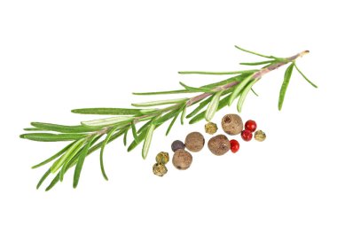 Biberiye ve beyaz bir arka planda, closeup karabiber