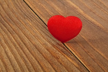 ahşap arka plan üzerinde kırmızı bir kalp. Sevgililer günü.