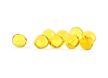 Omega 3 jel kapsül beyaz bir arka plan üzerinde morina karaciğeri yağı