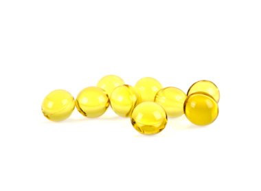 Omega 3 jel kapsül beyaz bir arka plan üzerinde morina karaciğeri yağı