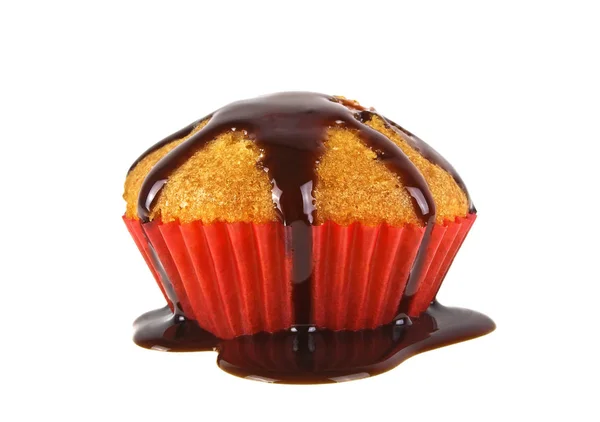 Muffin menuangkan cokelat diisolasi pada latar belakang putih — Stok Foto
