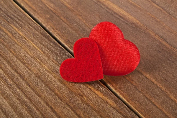 Два цветных сердца на деревянном фоне. День Святого Валентина . — стоковое фото