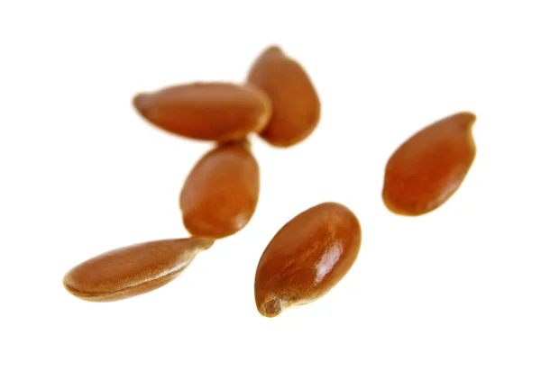 Close up de sementes de linho isoladas em fundo branco. Imagem macro — Fotografia de Stock