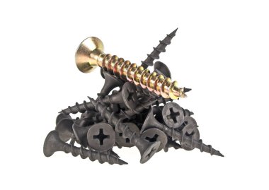 Siyah vidalar üzerinde beyaz backg izole bir yığın içinde bir altın vida