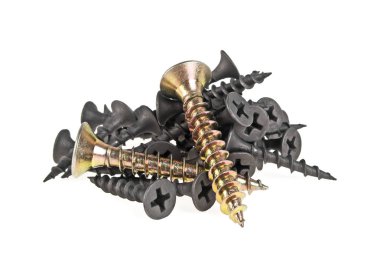 Siyah vidalar üzerinde beyaz backgrou izole bir yığın altın vidalar