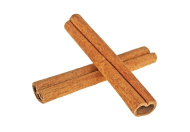 beyaz zemin üzerinde izole iki tarçın sopa