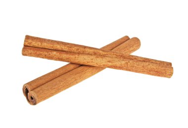 beyaz zemin üzerinde izole iki tarçın sopa