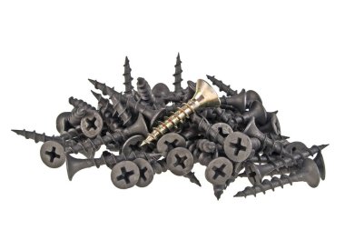 Siyah vidalar üzerinde beyaz backg izole bir yığın içinde bir altın vida