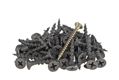 Siyah vidalar üzerinde beyaz backg izole bir yığın içinde bir altın vida