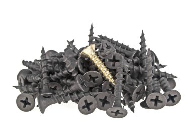 Siyah vidalar üzerinde beyaz backg izole bir yığın içinde bir altın vida