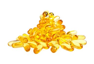 Beyaz arka plan üzerinde gelen balık yağı Omega 3 kapsülleri