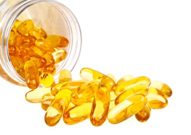 Beyaz arka plan üzerinde gelen balık yağı Omega 3 kapsülleri