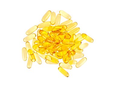 Beyaz arka planda, üstten görünüm üzerinden balık yağı Omega 3 kapsülleri