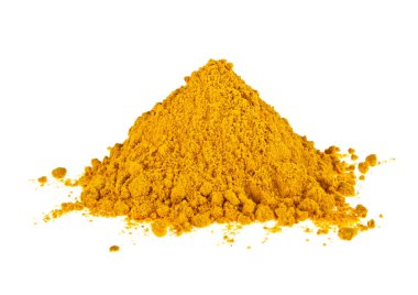 Beyaz arka plan üzerinde izole zerdeçal tozu. Curcuma toz.
