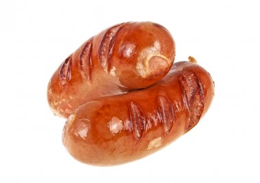 Izgara sosisler beyaz arka planda izole edilmiş.