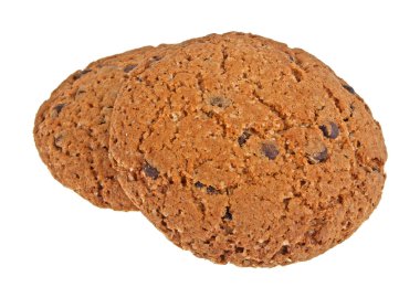 Beyaz arka planda izole edilmiş çikolata parçacıklı kurabiyeler.