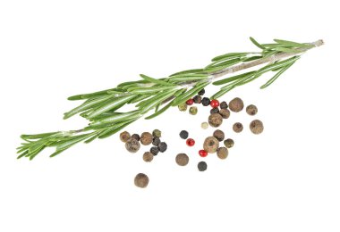 Biberiye ve beyaz bir arka planda, closeup karabiber