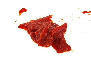 Beyaz arka planda domates sosu