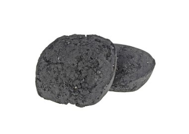 beyaz zemin üzerine kömürü briket