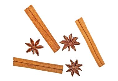 Anason ve beyaz arka plan üzerinde izole tarçın