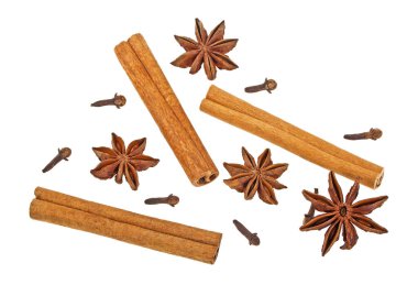 Karanfil, anason ve tarçın beyaz arkaplanda izole edilmiş