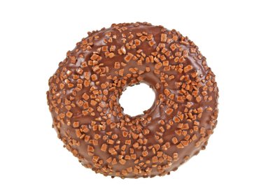 Beyaz izole çikolata parçaları ile çikolata sırlı çörek 