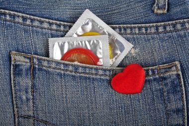 Mavi jeans cep ve kırmızı kalp renkli prezervatif