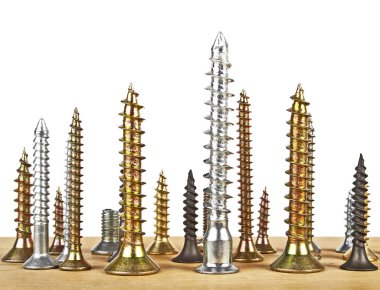 Beyaz bir arka plan üzerinde ahşap tahta üzerinde çeşitli vida