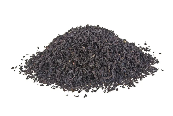 Droge zwarte thee bladeren geïsoleerd op witte achtergrond — Stockfoto
