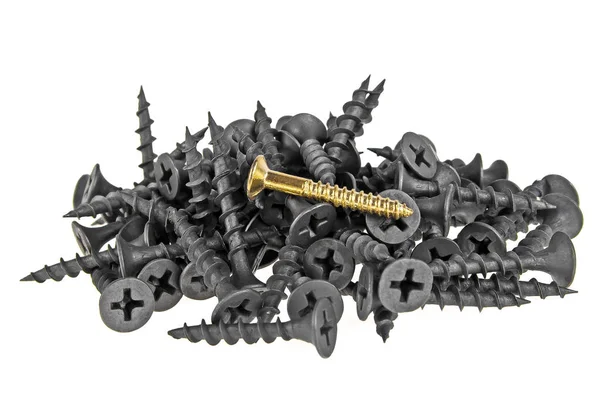 Siyah vidalar üzerinde beyaz backg izole bir yığın içinde bir altın vida