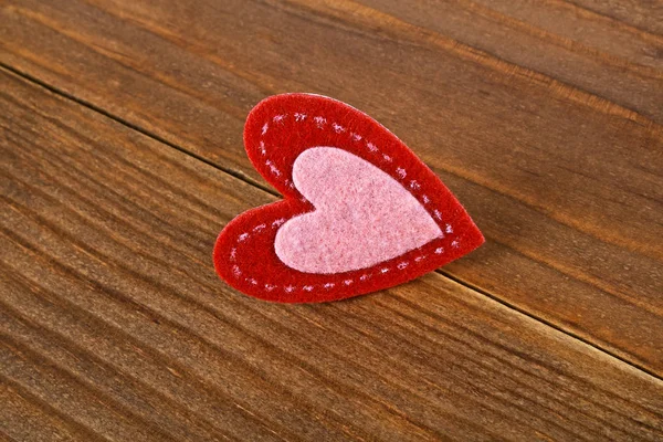 Красное сердце на деревянном фоне. День святого Валентина . — стоковое фото