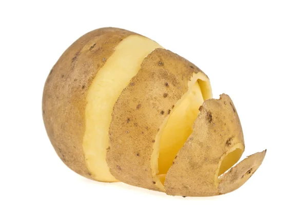 Картофель с кожурой на белом фоне — стоковое фото