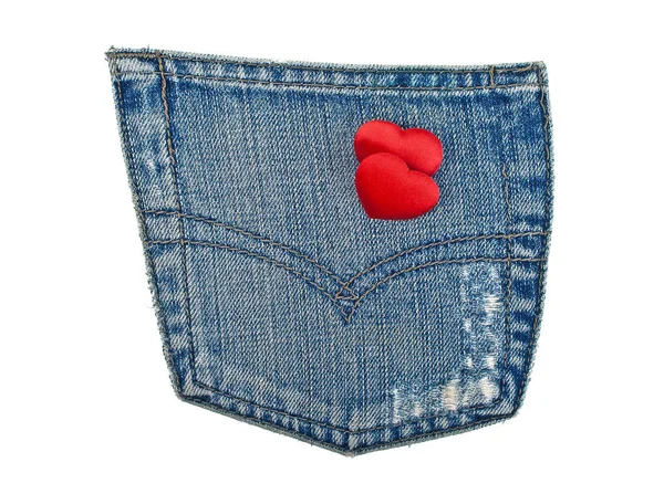 Kot pantolon cebine ve beyaz zemin üzerine kırmızı Kalpler — Stok fotoğraf
