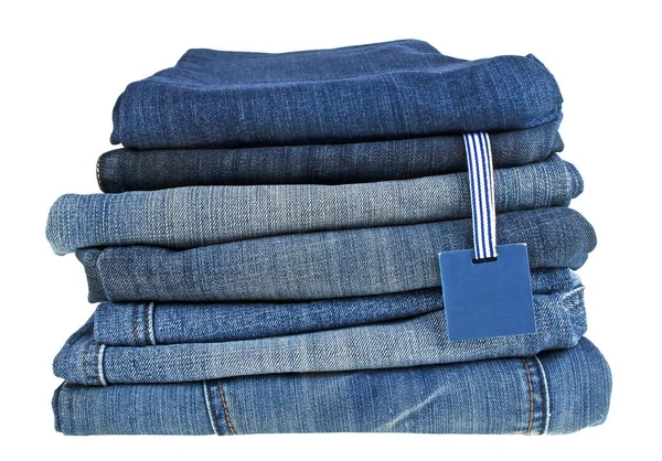 Lote de jeans azuis diferentes e etiqueta isolada em um backgr branco — Fotografia de Stock