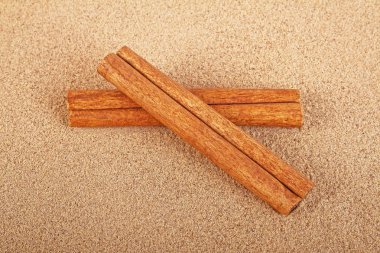 İki tarçın toz tarçın baharat üzerinde