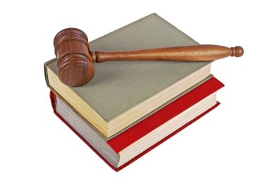Tahta tokmak ve beyaz arka plan üzerinde izole kitap