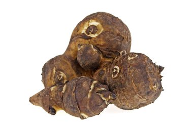 Taze çiğ beyaz arka plan üzerinde izole elması