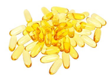 Beyaz arka plan üzerinde gelen balık yağı Omega 3 kapsülleri