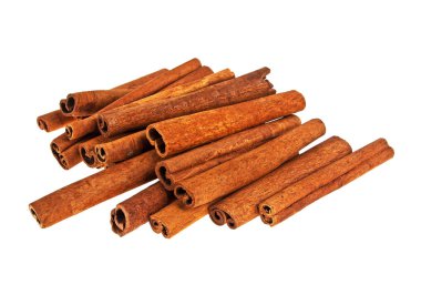 Beyaz zemin üzerine tarçın baharat