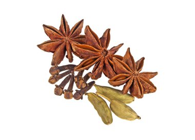 Beyaz arka plan üzerinde izole çeşitli baharatlar