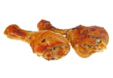 Beyaz arka planda ızgara tavuk bacağı.