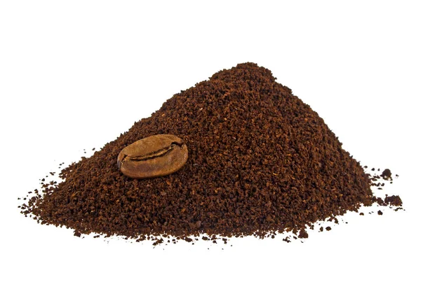 Högen av färskmalet kaffe pulver och kaffebönor isolerad på w — Stockfoto