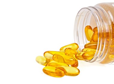 Beyaz bir arka plan D vitamini. Gelen balık yağı Omega 3 kapsülleri.