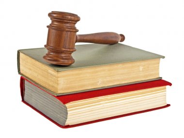 Tahta tokmak ve beyaz arka plan üzerinde izole kitap