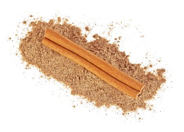 Toz tarçın, beyaz zemin üzerine tarçın çubuğu