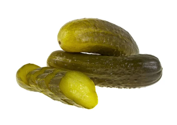 Gemarineerde ingemaakte komkommer en segmenten geïsoleerd op witte CHTERGRO — Stockfoto