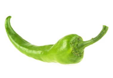 Beyaz arkaplanda yeşil biber izole edilmiş.
